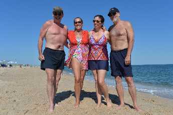 Click to see 32 Paul, Rain, Gwyn & Robert.JPG