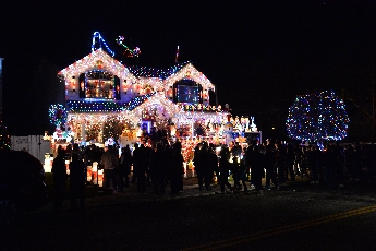 Click to see 31  Queens Xmas Lights 02.jpg