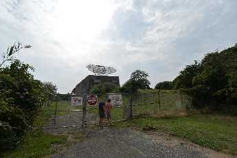 Click to see 30 James and Jackson at the Fence.JPG